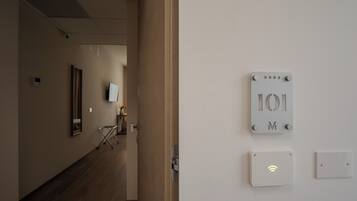 Zimmersafe, Schreibtisch, laptopgeeigneter Arbeitsplatz