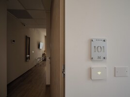 Quarto superior | Cofres nos quartos, escrivaninha, espaço de trabalho para notebook