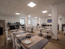 Café da manhã com buffet grátis todos os dias