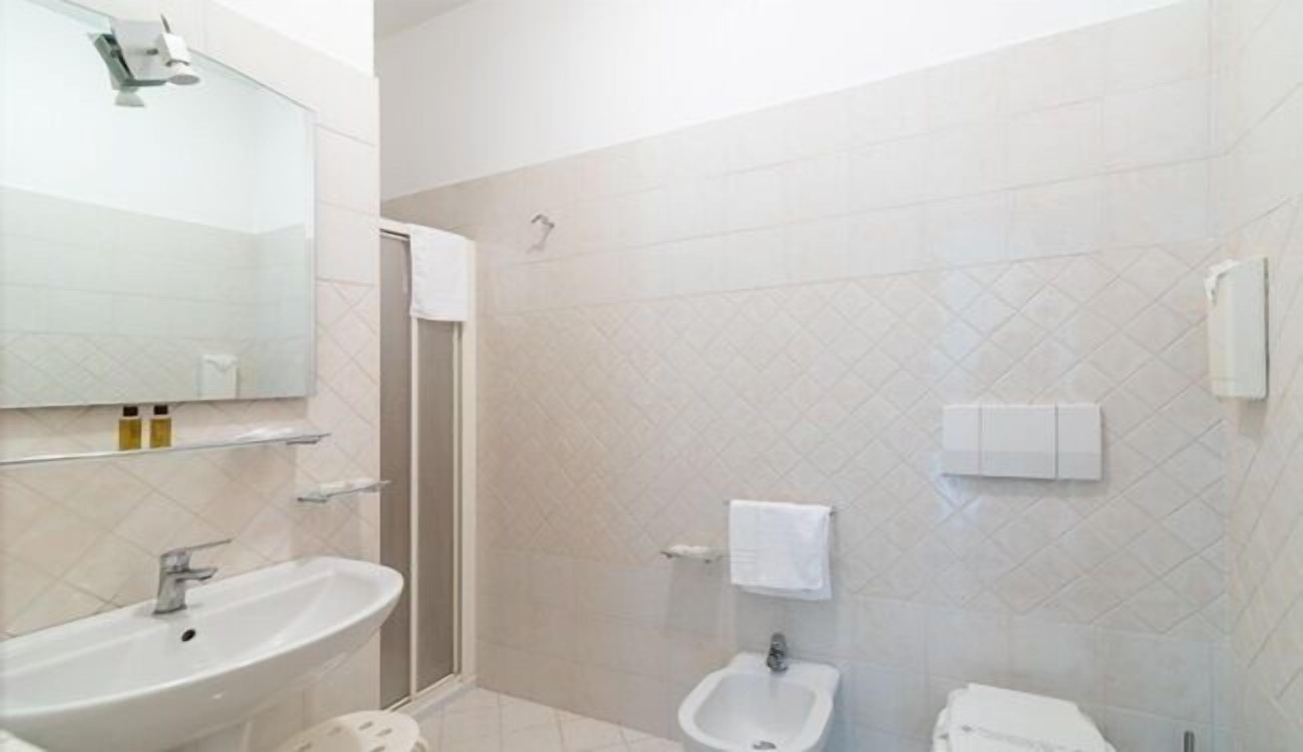 经济客房 | 浴室 | 淋浴设施、大花洒淋浴喷头、吹风机、坐浴桶