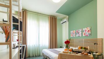 Quarto família | Cofres nos quartos, Wi-Fi de cortesia