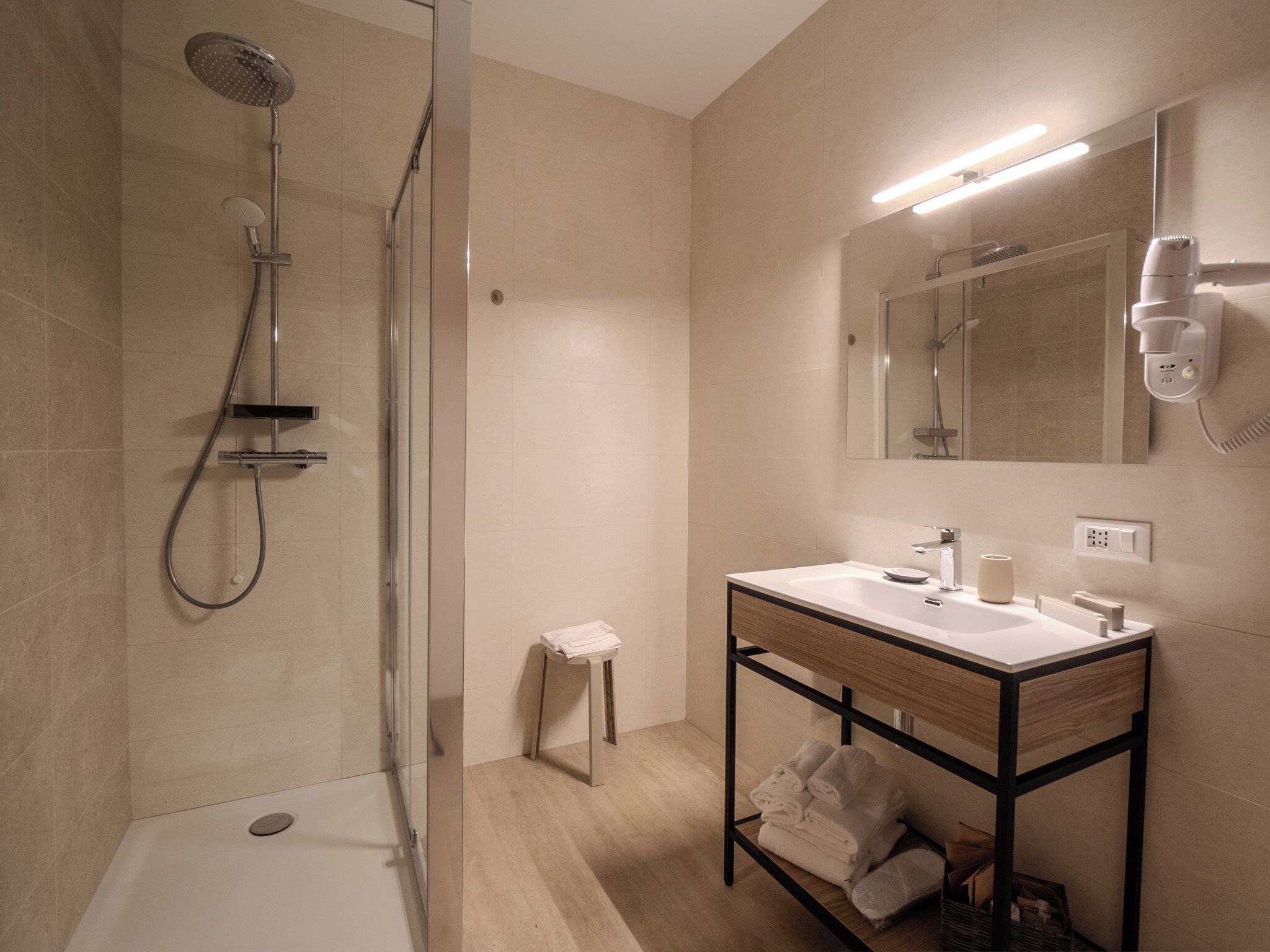 Camera Superior | Bagno | Doccia, soffione a pioggia, asciugacapelli, bidet