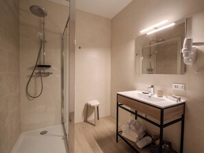 Superior-rum | Badrum | Dusch, regndusch, hårtork och bidé