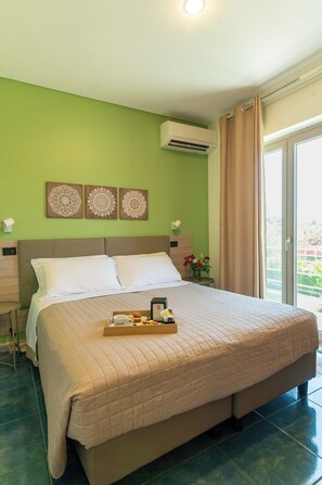 Caja de seguridad en la habitación y escritorio