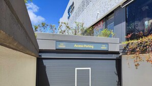 Una entrada de garaje con un cartel que indica 'Acceso Parking' y 'insideHome', señalando un área de estacionamiento.