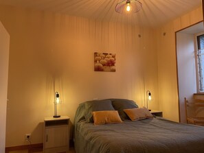 2 bedrooms, iron/ironing board, free WiFi, bed sheets