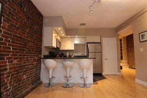 Huoneisto, 2 makuuhuonetta | Yksityinen keittiö | Minijääkaappi, mikroaaltouuni, keittoastiat/astiat/ruokailuvälineet