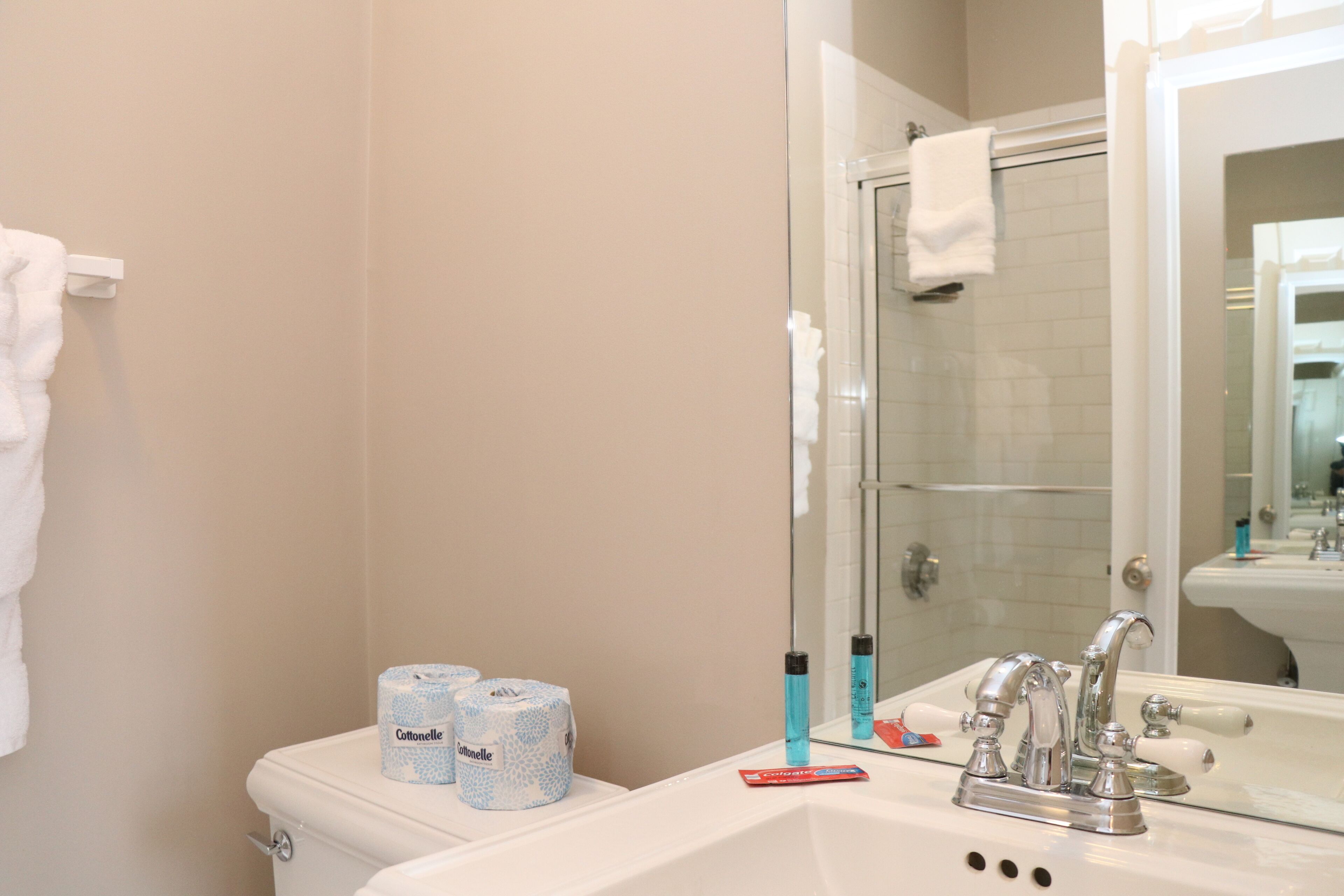 Douche, sèche-cheveux, serviettes fournies, savon