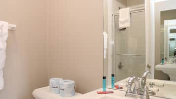 Douche, sĂšche-cheveux, serviettes fournies, savon