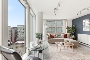 TV, Netflix, streaming services - Manhattan Apartment @ The Hub • City Centre • Free Parking • Smart TVs • Fast WiFi • Yoko Property (Milton Keynes)