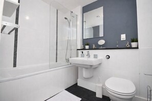 Combined shower/tub, hair dryer, towels