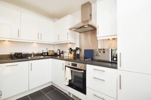 Kjøleskap, mikrobølgeovn, ovn og kokeplater