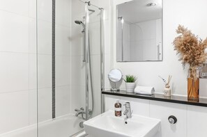 Combined shower/tub, hair dryer, towels