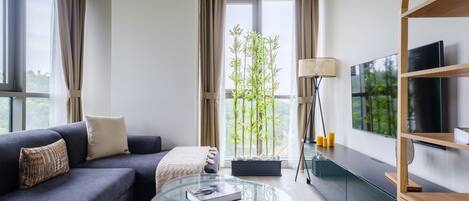 디럭스 아파트 | 거실 공간 | 디지털 채널 시청이 가능한 43인치 스마트 TV, TV