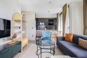 Leilighet – deluxe | Oppholdsområde | En 43-tommers smart-TV med digitale kanaler samt TV