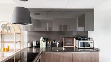Deluxe Apartment | Private kitchen | Fridge, microwave, oven, stovetop