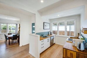 Køleskab, opvaskemaskine, kaffe-/temaskine, brødrister