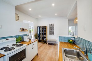 Fridge, dishwasher, coffee/tea maker, toaster - Bird and Fish - Napier Holiday Home (Napier City)