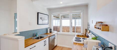 Kylskåp, diskmaskin, kaffe- och tebryggare och brödrost