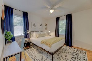 4 chambres, bureau, fer et planche à repasser, lit parapluie