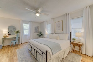 4 chambres, bureau, fer et planche à repasser, lit parapluie