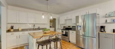 Full-sized fridge, microwave, oven, stovetop