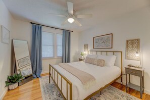 4 slaapkamers, een bureau, een strijkplank/strijkijzer, reisbedje