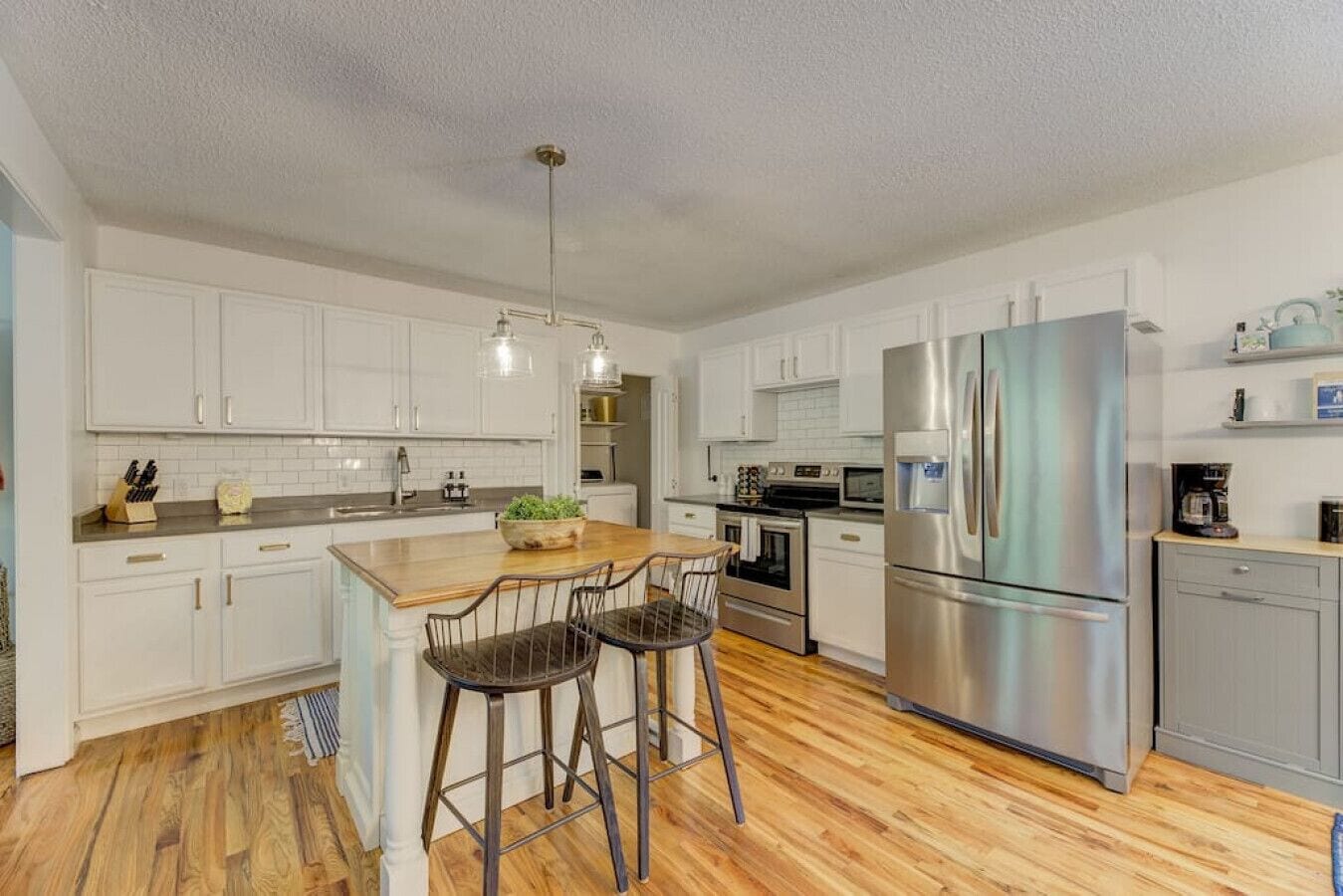 Full-sized fridge, microwave, oven, stovetop