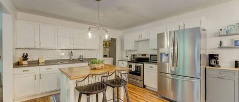 Køleskab/fryser i fuld størrelse, mikrobølgeovn, ovn, kogeplade