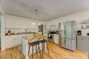 Grand réfrigérateur, micro-ondes, four, plaque de cuisson