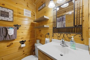 Combined shower/tub, hair dryer, towels