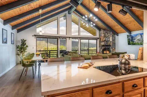 🌙 Crescent Chalet - Hot Tub, Views, Sauna!