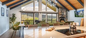 🌙 Crescent Chalet - Hot Tub, Views, Sauna!