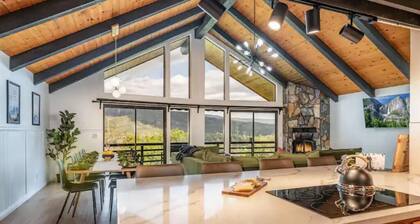 🌙 Crescent Chalet - Hot Tub, Views, Sauna!