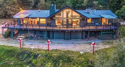 🌙 Crescent Chalet - Hot Tub, Views, Sauna!