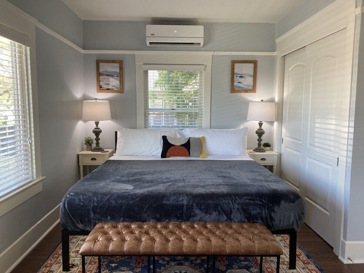 1 chambre, bureau, fer et planche à repasser, lit parapluie