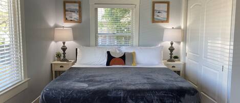 1 chambre, bureau, fer et planche à repasser, lit parapluie