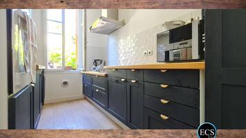 Réfrigérateur, micro-ondes, four, plaque de cuisson