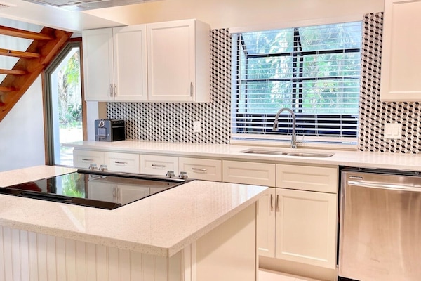 Jääkaappi, mikroaaltouuni, uuni, liesi