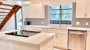 Jääkaappi, mikroaaltouuni, uuni, liesi