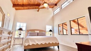 3 makuuhuonetta, työpöytä, silitysrauta/-lauta, ilmainen Wi-Fi