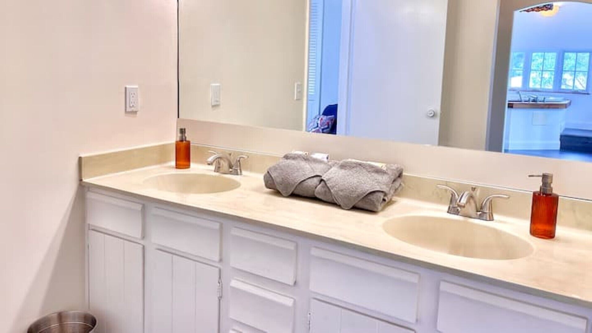 Ensemble baignoire-douche, séchoir à cheveux, serviettes fournies, savon