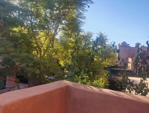 المنطقة المحيطة بالمنشأة