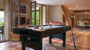 A pool table in a room with a tiled floor, a dining area, and a view through a glass door. - Spacious Villa for 6-8 People plus 2 Babies with Exclusive Pool (Caubon-Saint-Sauveur)