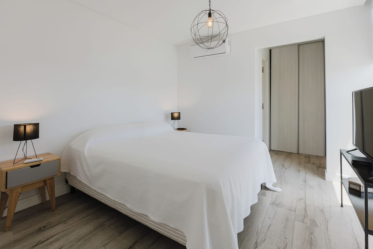 Executive Apartment, 1 Bedroom, Hot Tub, City View | 1 bedroom, blackout drapes, soundproofing, iron/ironing board