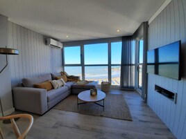 Leilighet – superior | Oppholdsrom | En 50-tommers TV med Parabol-TV samt oppvarmet gulv