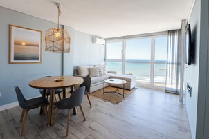 Leilighet – superior | Oppholdsområde | En 50-tommers TV med Parabol-TV samt oppvarmet gulv