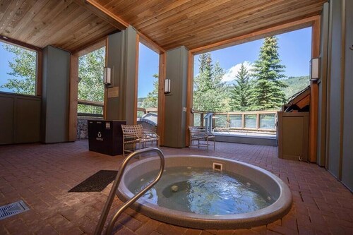 Slope Views in Heart of River Run, Walk to Gondola, Shared Pool & Hot Tub