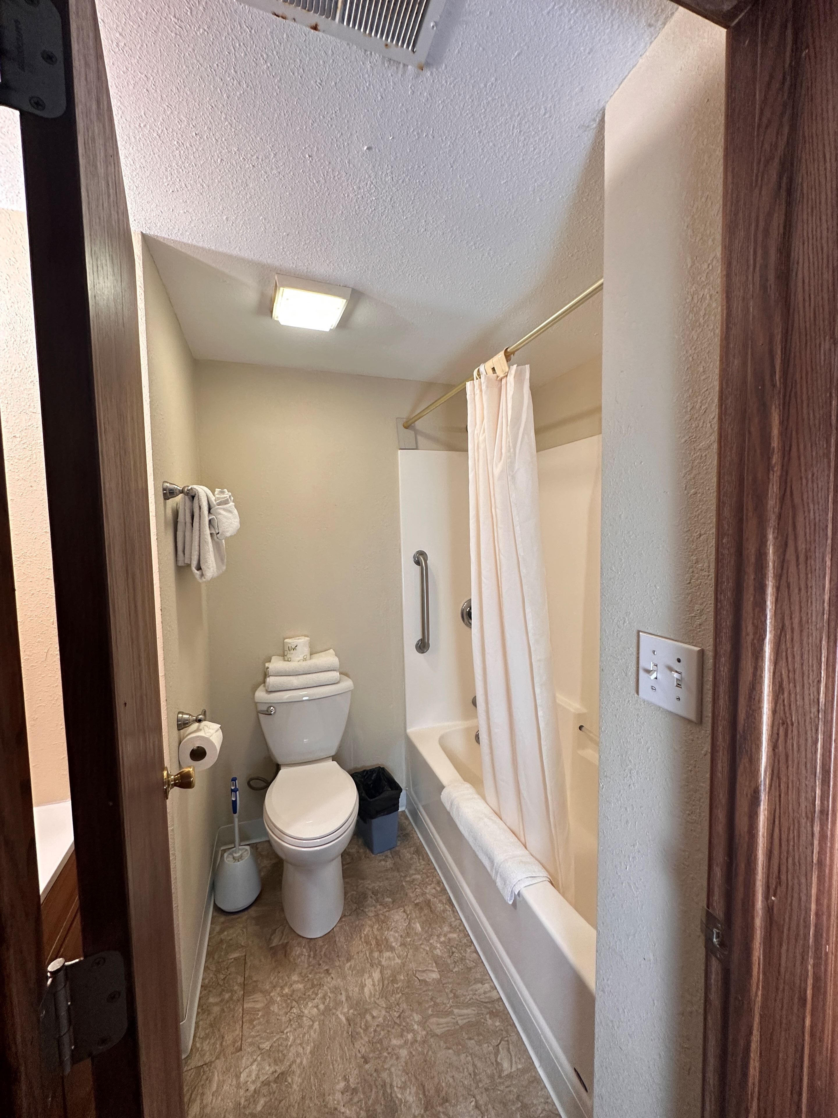 classic cottage, 1 bedroom, fireplace | bathroom | shower, towels, soap, shampoo
