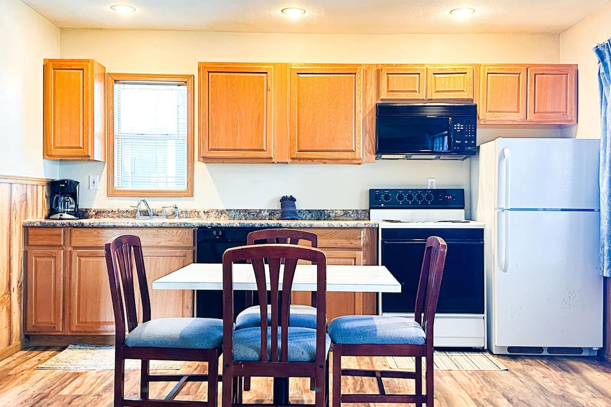 classic cottage, 1 bedroom, fireplace | private kitchen | fridge, microwave, coffee/tea maker, freezer